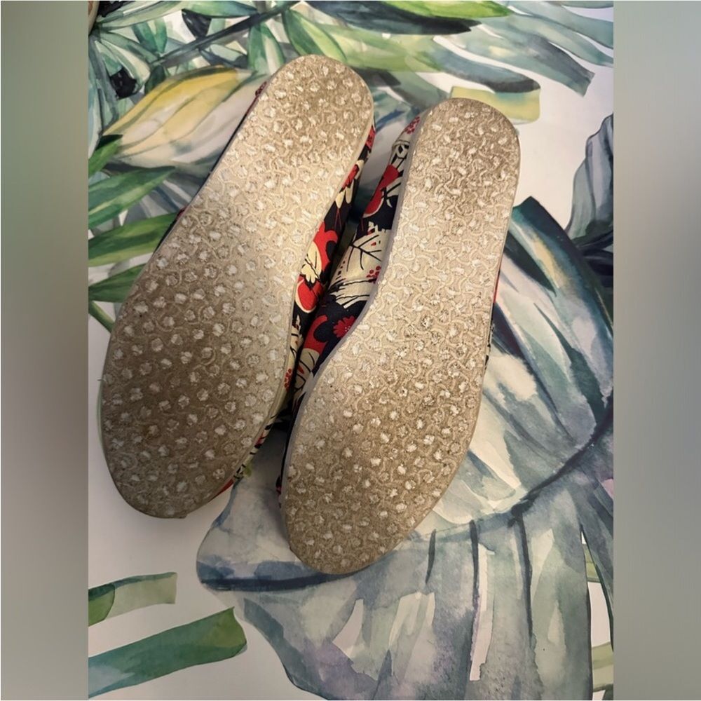 TOMS Classic Canvas Slip-Ons Tropical Floral Print Women’s 6.5 Comfy Resortwear - Picture 5 of 5